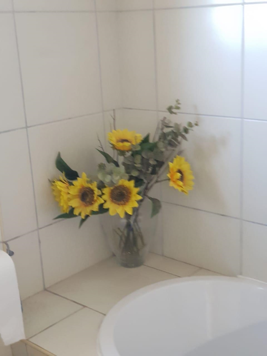 To Let 2 Bedroom Property for Rent in Burgundy Estate Western Cape